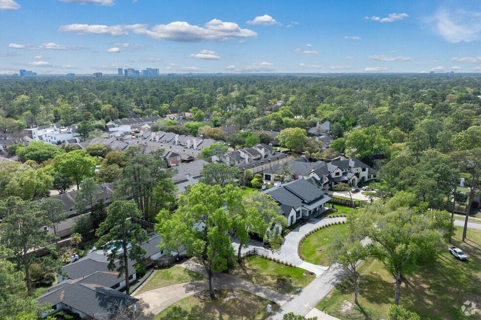 Yorkshire Houston 77079 estate-style home on a large Memorial West lot